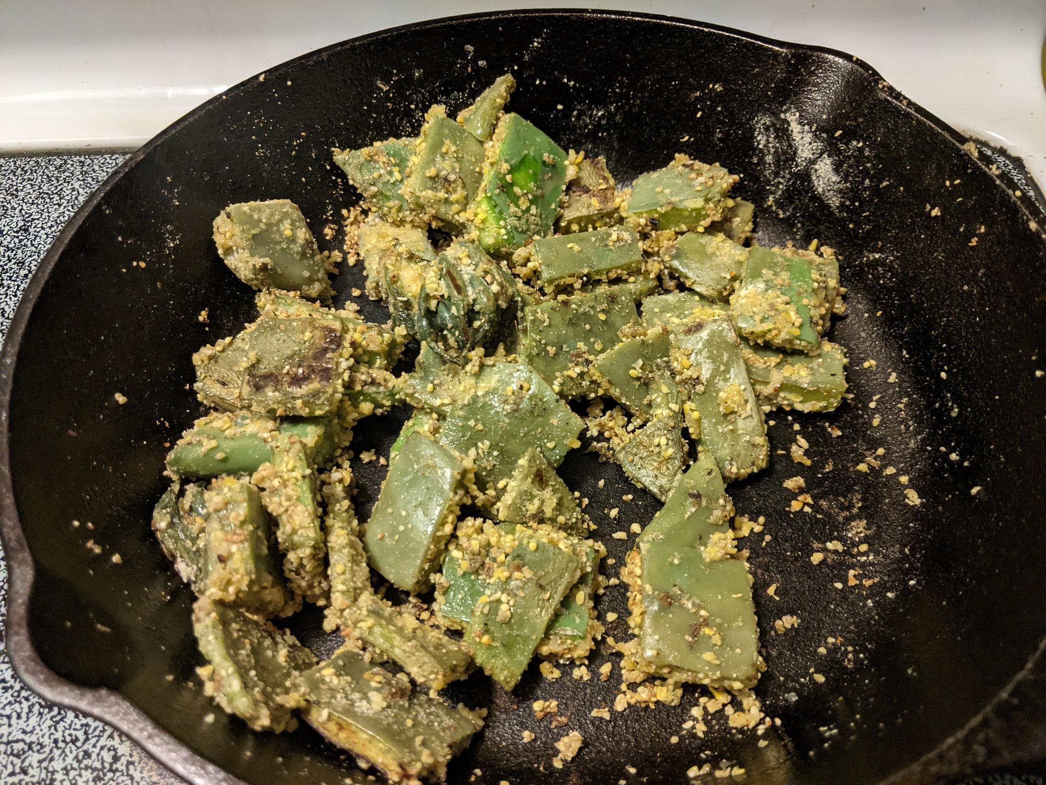 Frying prickly pear pieces, or nopalitos